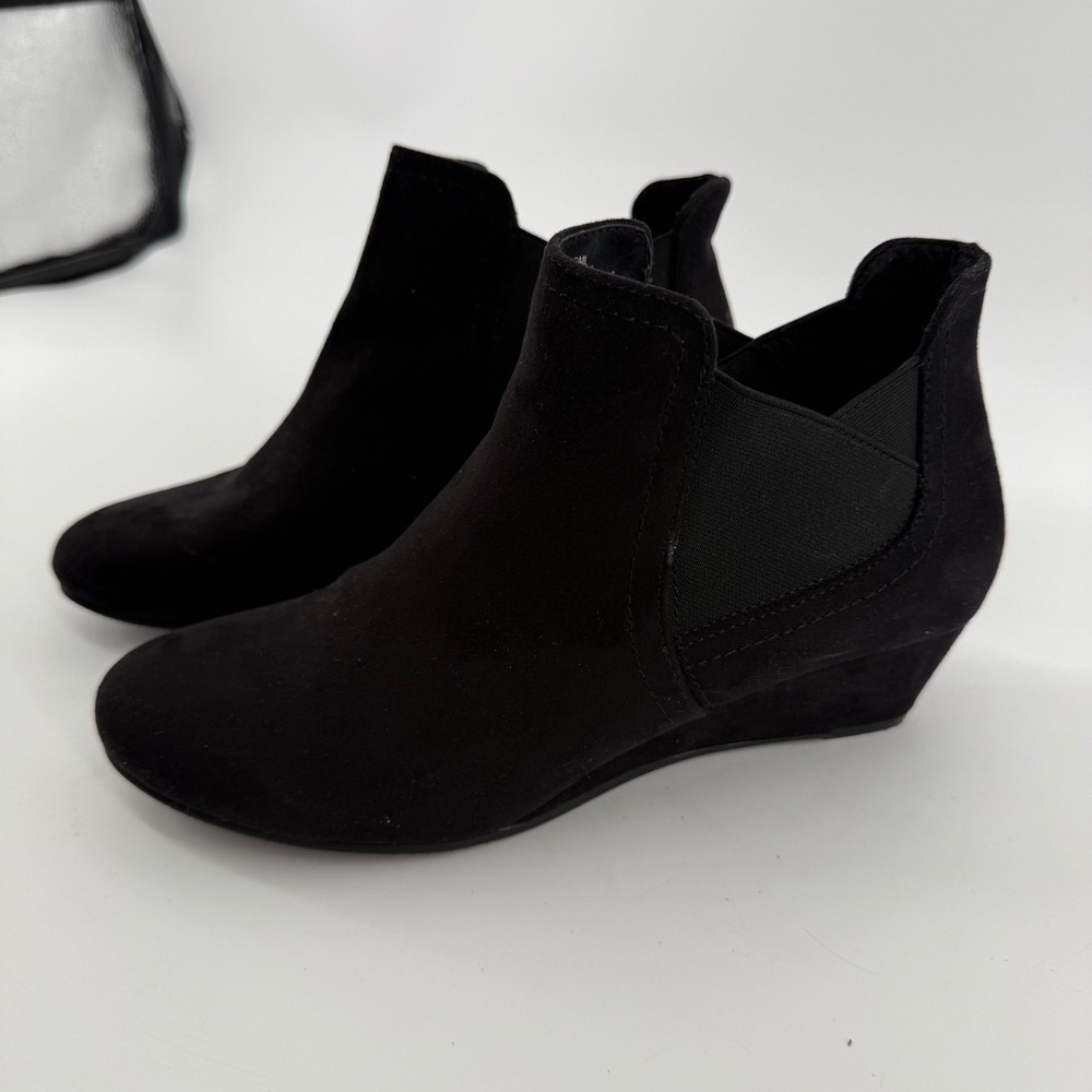 Gail Women Black Faux Suede Wedge Ankle Bootie Size 8 Elastic Gore PullOn Solanz - Picture 3 of 6